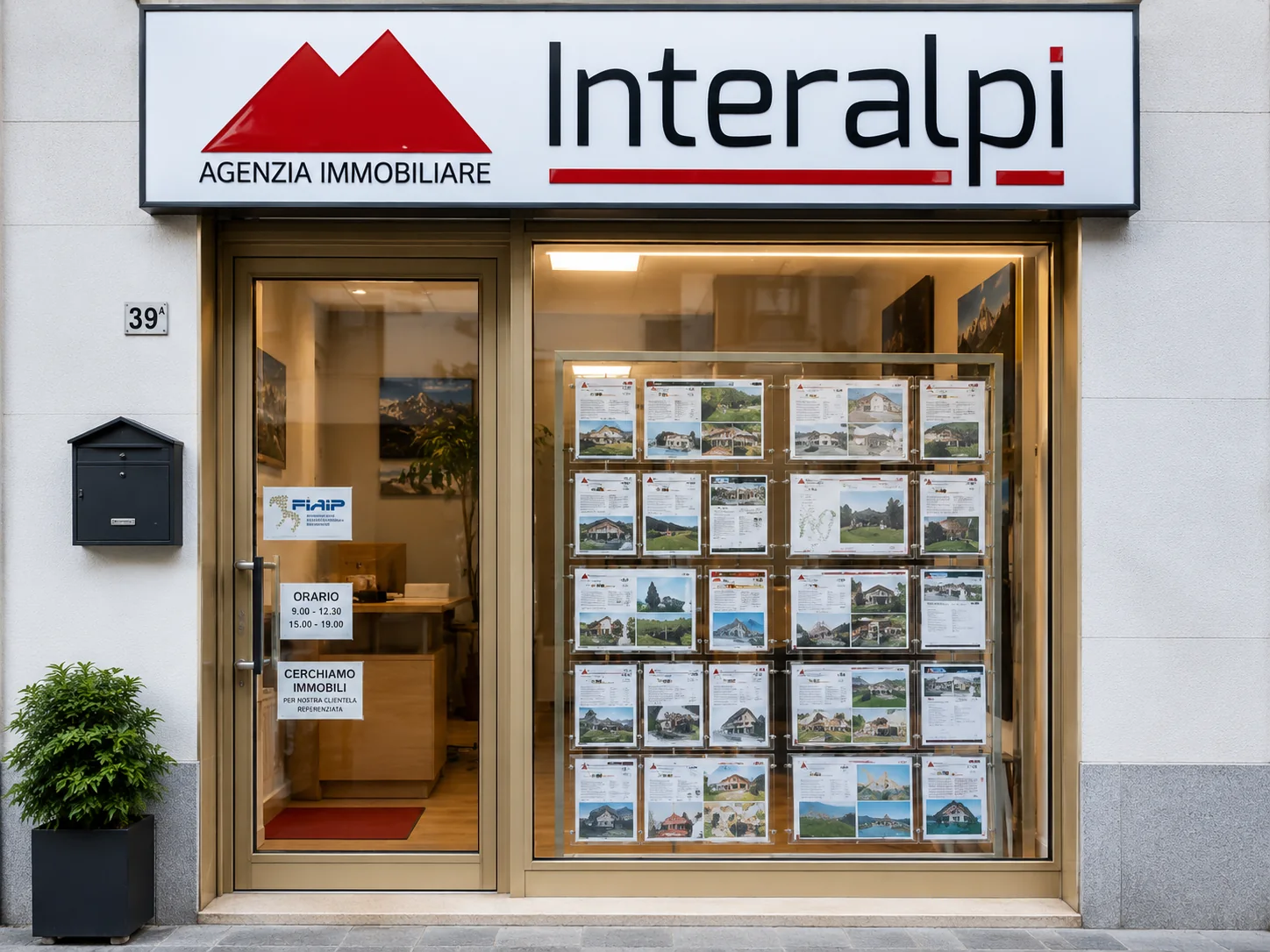 Ingresso della sede Interalpi Agenzia Immobiliare